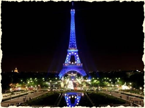 Eiffelturm in blau [Bildquelle: dpa)
